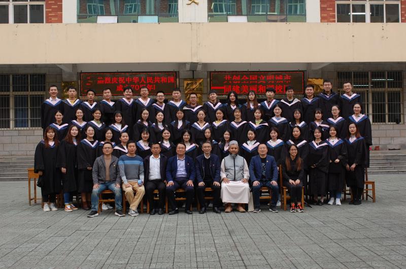With graduating students of School of Accounting Jiujiang University